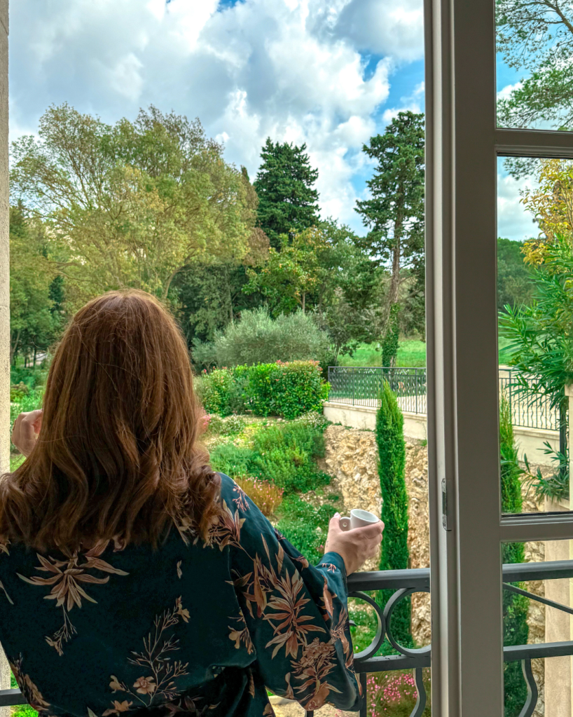 Les 10 commandements d’un bon community manager dans l’hôtellerie. Gérer un compte Instagram d’hôtel ne se résume pas à poster une jolie chambre et deux stories au bord de la piscine. Un bon community manager dans l’hôtellerie est stratégique, créatif, réactif et profondément connecté à l’univers de l’établissement qu’il représente.

Voici les 10 commandements à suivre pour faire rayonner un hôtel de charme (et vraiment générer des réservations).